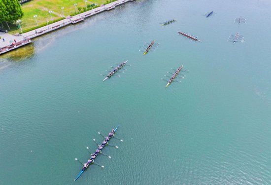 2024年一带一路“经贸杯”中国·<em>郑州</em>龙子湖学生赛艇挑战赛开赛