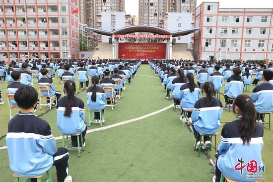 乐至县举行纪念五四运动105周年集中入团仪式示范活动