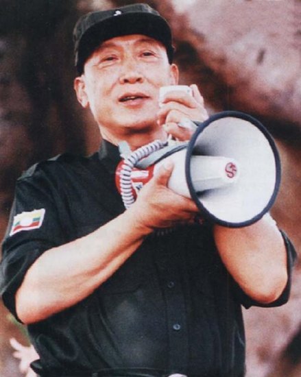 他祖籍云南 曾是最后一任土司 原名张奇夫 另一个名字无人不晓
