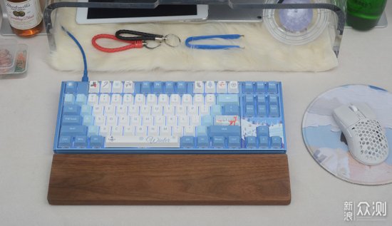 最<em>适合秋冬季节</em>桌面的机械键盘，睿匠R87冬季