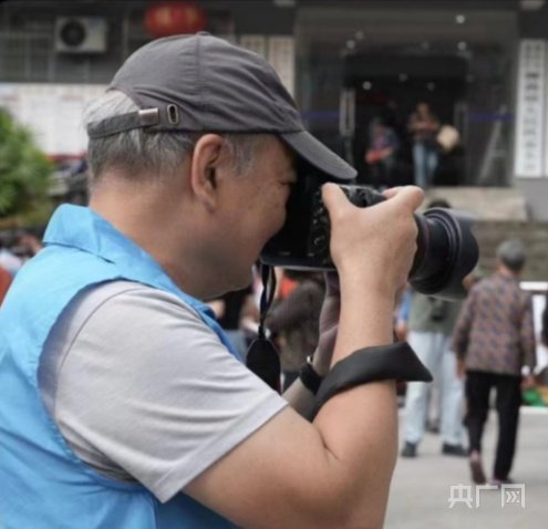 用镜头诉说温暖 重庆摄影师六年拍9000多张笑脸