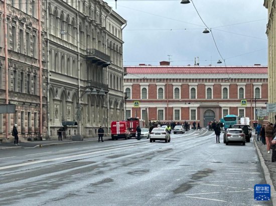 俄罗斯圣彼得堡一公共<em>汽车</em>坠河至少4人死亡