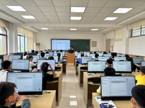 AI技术赋能<em>信息</em>科技<em>教育</em>，看杭城这所小学的成功实践