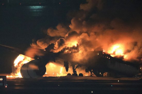 羽田机场<em>飞机相撞事故</em>中的日航客机上共有17人受伤