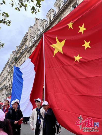 “风雨中，<em>我们</em>把中法国旗绑<em>在一起</em>”