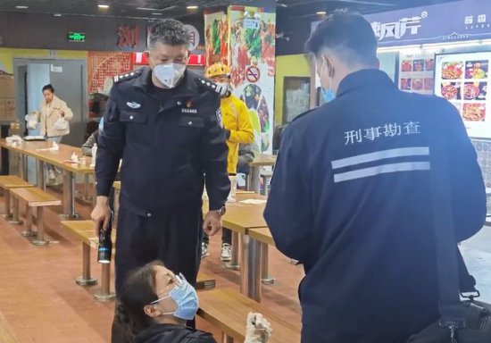 上海3名<em>女</em>大学生突遭持锤男子袭击！外卖员见义勇为合力制服
