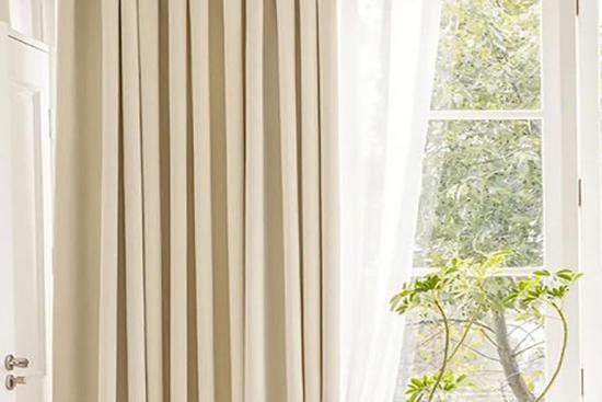 从材质到设计，<em>挑选合适的窗帘</em>让你的家更加温馨