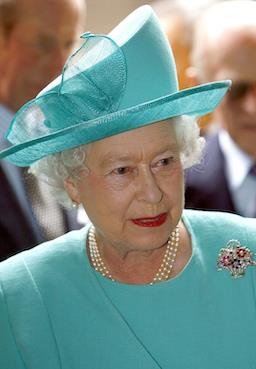 胸针：<em>英国女王伊丽莎白二世</em>青睐的<em>珠宝</em>，最常戴款式只为怀念...