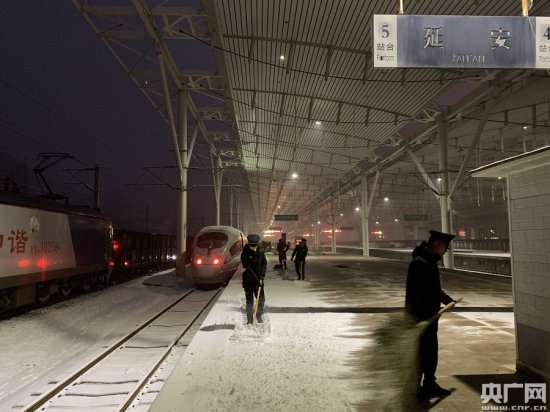 <em>延安火车</em>站积极应对大雪天气确保旅客安全出行