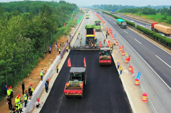 <em>京哈高速</em>改扩建项目全线首个沥青试验段顺利摊铺