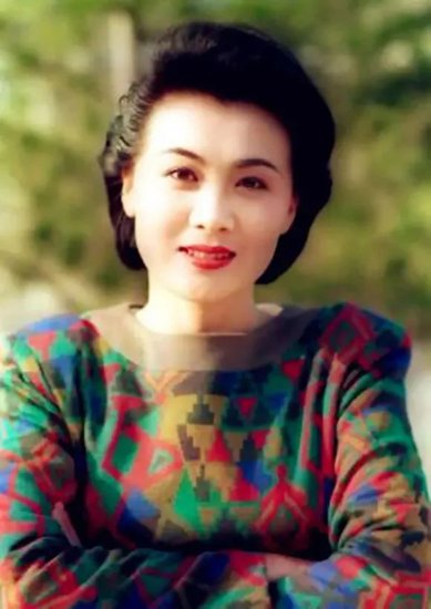 “<em>中国最漂亮的</em>女演员”李媛媛：穿衣实用又美观，照着穿很优雅