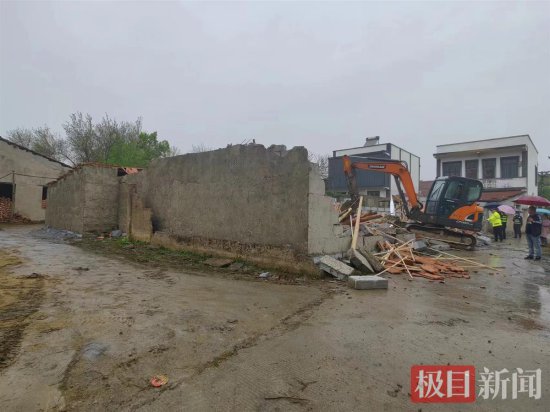 拆！黄陂村民在武汉重点工程“<em>沿江高铁</em>”项目区域抢建房屋