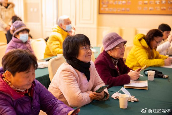 让老年人跨越数字鸿沟，良渚文化村“银发族”上了一堂课……