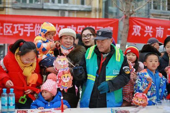 猜灯谜、做花灯、吃元宵…… 北京顺义社区居民共度元宵节