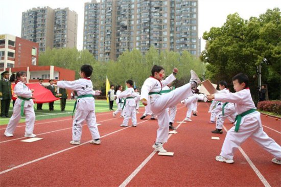 小学生校园春季运动会收获快乐和成长