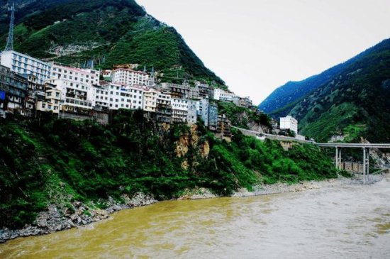四川唯一建在悬崖上的县城，落差高达3000米，素有悬崖江城之称