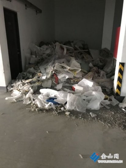 <em>镇江</em>一小区地下停车库成垃圾场 唯一通道被堵生活不便