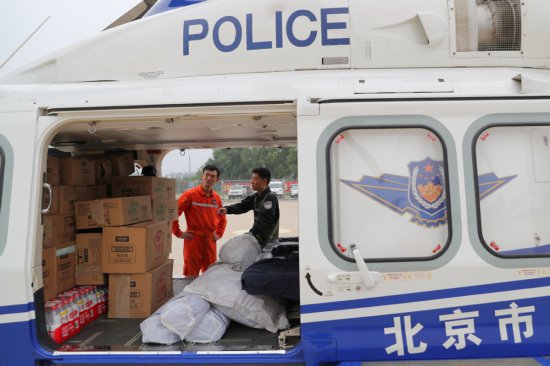 北京市人民政府航空队持续出动警用<em>直升机</em>向受困地区运送物资
