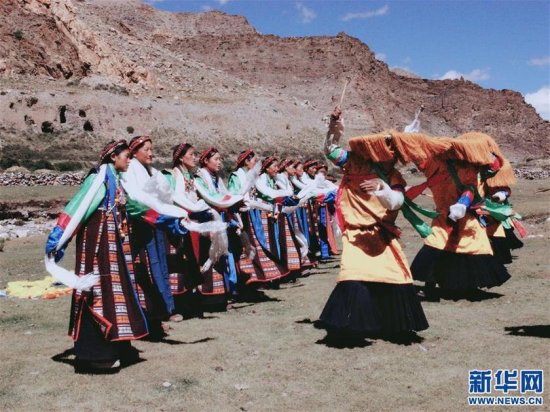 西藏<em>萨嘎</em>：古老“甲谐”舞出致富新路