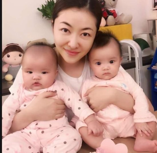 杨威双胞胎女儿差距大,一个像妈妈,一个随爸爸,遗传有多不公平