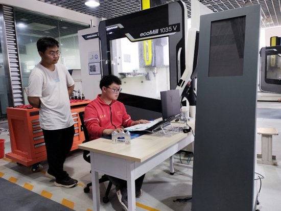 机器人、电子显微镜等成<em>热门</em>专业——河南省技师学院见闻
