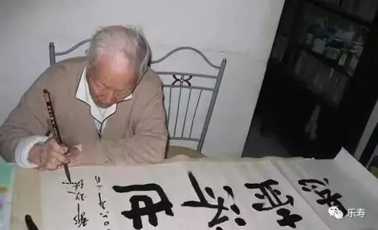 102岁国医大师邓铁涛一天的作息表！这些<em>养生</em>秘密在其中