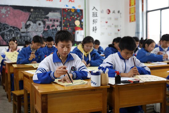 “我的学校我来写” 贵州惠水三中学生毛笔字成学校“门面”