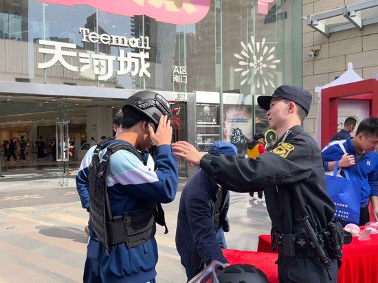 装甲防暴车、搜毒搜捕警犬……今天的北京路有个迷你“警营”