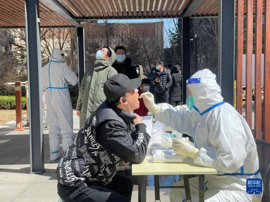 3月30日，<em>沈阳</em>市民排队等待核酸检测（<em>手机</em>照片）。