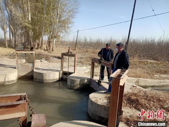 新疆南部阿克苏市进入春灌工作