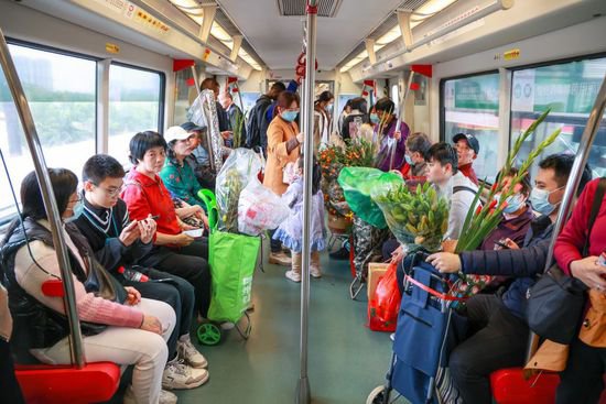 <em>广州地铁</em>五号线从岭南花卉市场启航 化身开往春天的“鲜花列车”