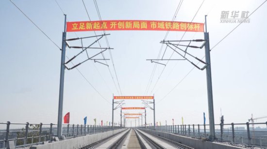 上海新建市域铁路高架区段接触网架设完成