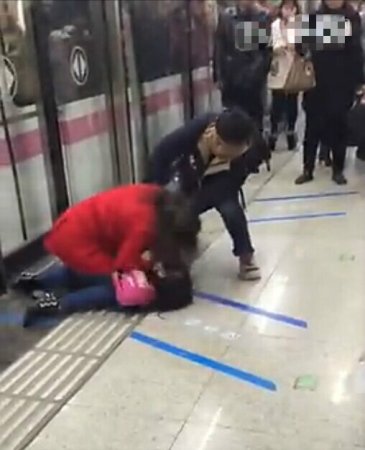 <em>女孩</em>武汉地铁里催大妈“快点走”被压在地上打