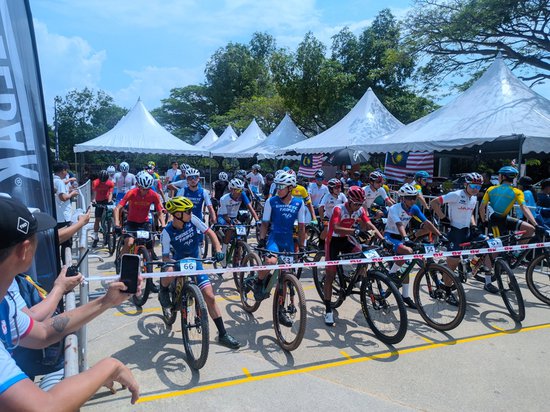 贵州选手在2024亚洲山地<em>自行车</em>锦标赛摘金夺银
