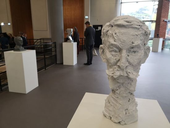 巴黎奥运会｜中国创作的顾拜旦雕塑在巴黎展出