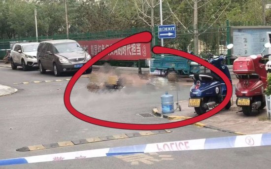 男子<em>跳楼砸死</em>路人传言不实，北京警方：系两人一同坠楼