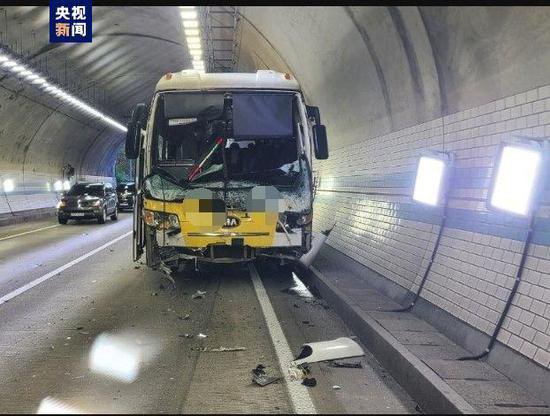 韩国忠清北道一高速公路隧道内发生追尾事故 已致2死多伤