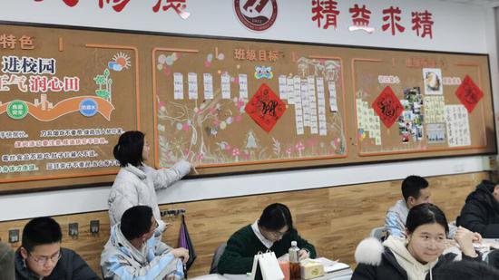 重庆十一中高2026届举行班级文化答辩活动