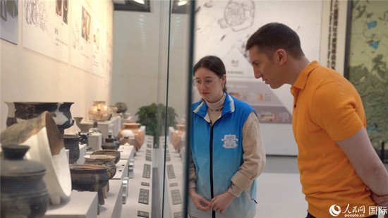 在博物馆当志愿讲解员 外国姑娘麦安琪把良渚文化讲<em>给</em>世界