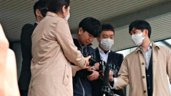 年仅18岁！韩国"N号房"共犯被公开示众 连声道歉