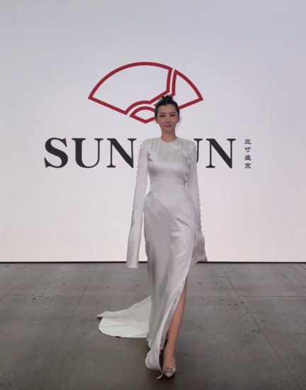 中国设计师张彦和中国超模曲迪娜携手亮相伦敦时装周