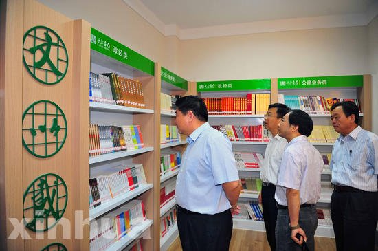 张百新/新华出版社社长张百新（左一）等参观成武县公路局干部书屋。