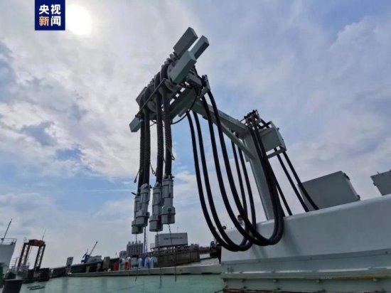 <em>世界首艘</em>纯超级电容动力渡轮抵达上海崇明