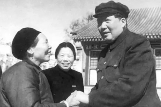 1947年中秋节，毛主席即兴创作一首五律，为何有人认为非他所写...