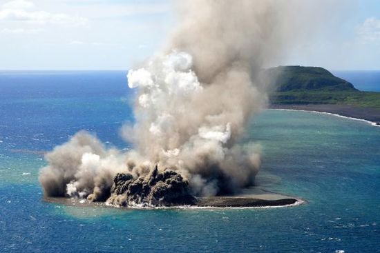<em>日本</em>一座海底火山喷发 将沙土送<em>上海</em>面形成新小岛