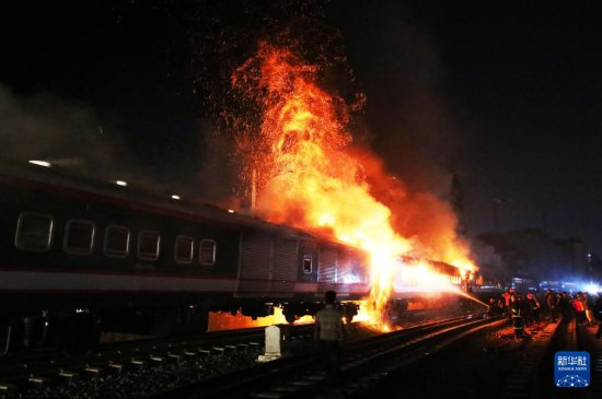 孟加拉国一<em>客运</em>列车起火至少4人死亡