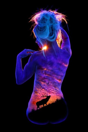 人体彩绘 女人 荧光/艺术家创造荧光人体彩绘