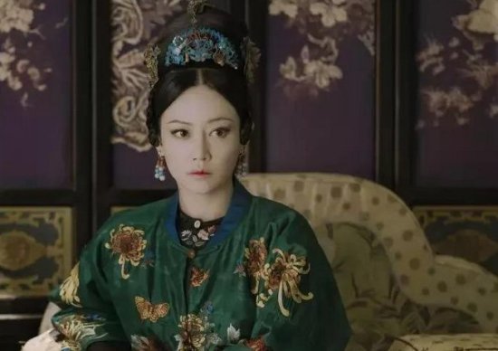 她是清朝贵族的女子，入宫为妃一生无<em>子</em>，却受到几代皇上的尊敬