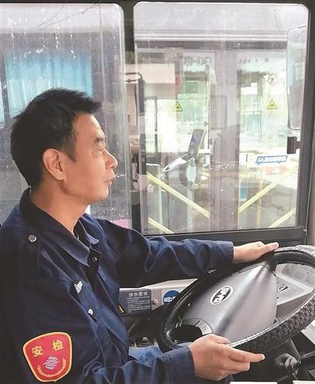 台州公交车司机自学写歌 走上<em>歌词</em>创作之路