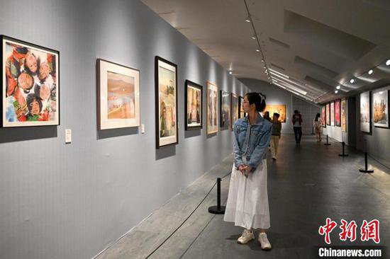 四川成都：2024四川省美术作品展吸引民众
